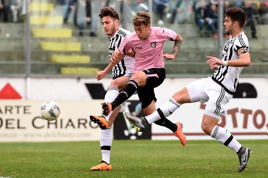 Il Palermo lo firma Antonino La Gumina, anticipando due difensori bianconeri. Getty Images